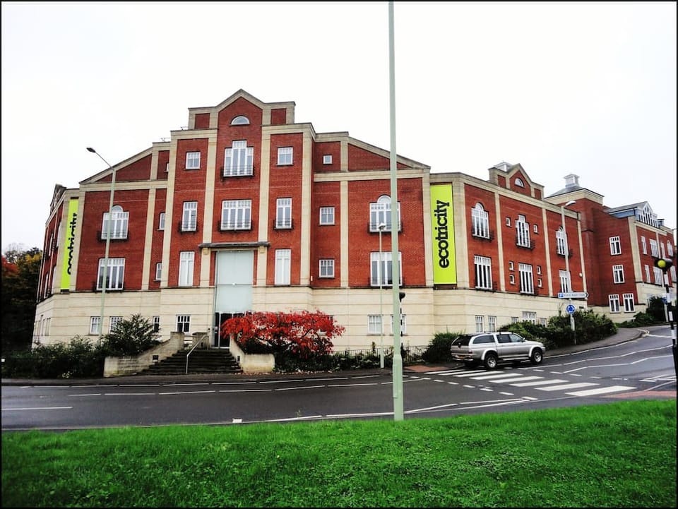 Express Dale-ivery: Ecotricity founder shacks up with right-wing media